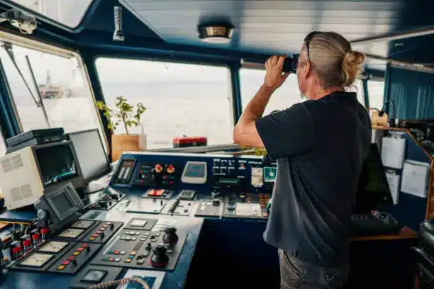 Un capitaine recherche une offre d'emploi maritime