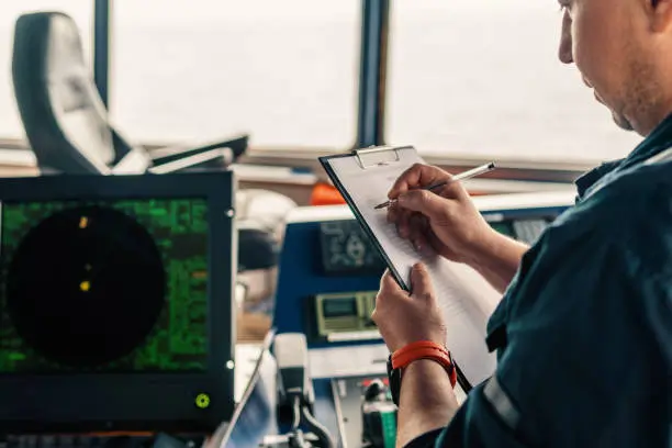 capitaine en mer en navigation