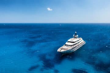 yacht de croisière dans l'océan