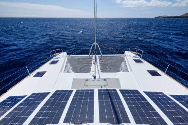 bateau qui se charge avec des plaque solaire photovoltaïque