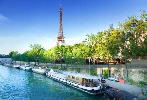 Des bateaux mouches sur la seine à Paris