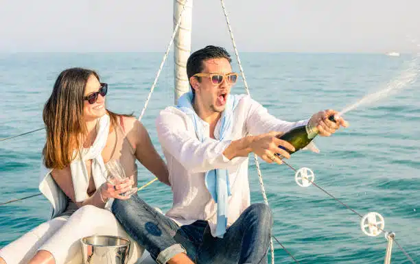 un couple fêtent leur anniversaire de mariage sur un bateau 