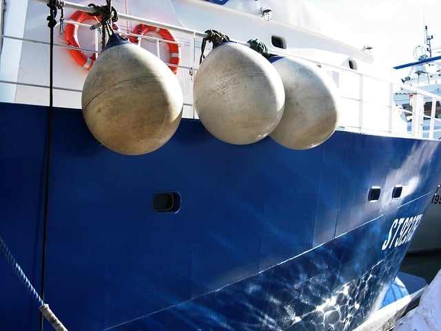 coque de bateau bleu