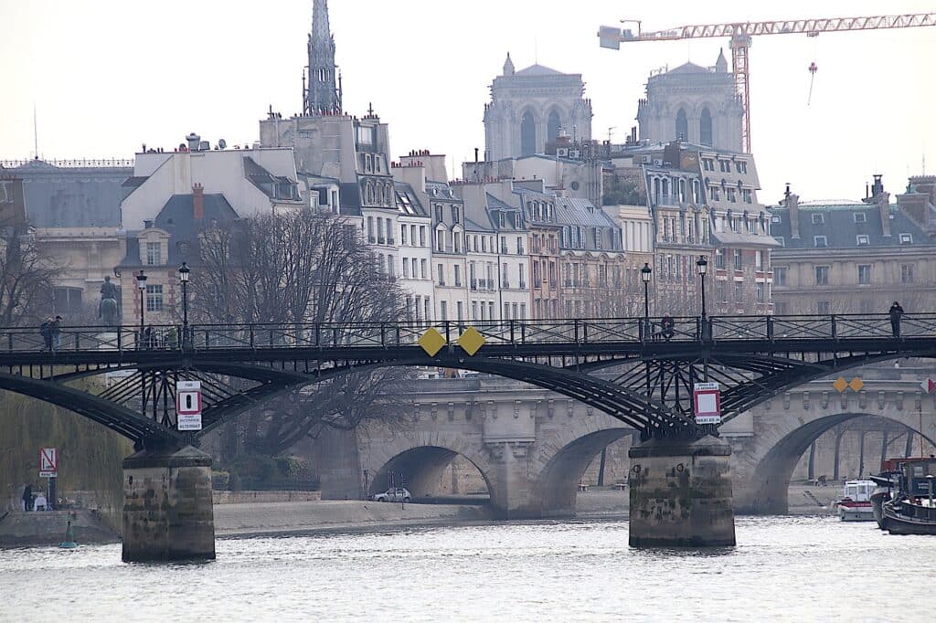 trouver une Location bateau Paris pour se balader et visiter les monuments parisiens.