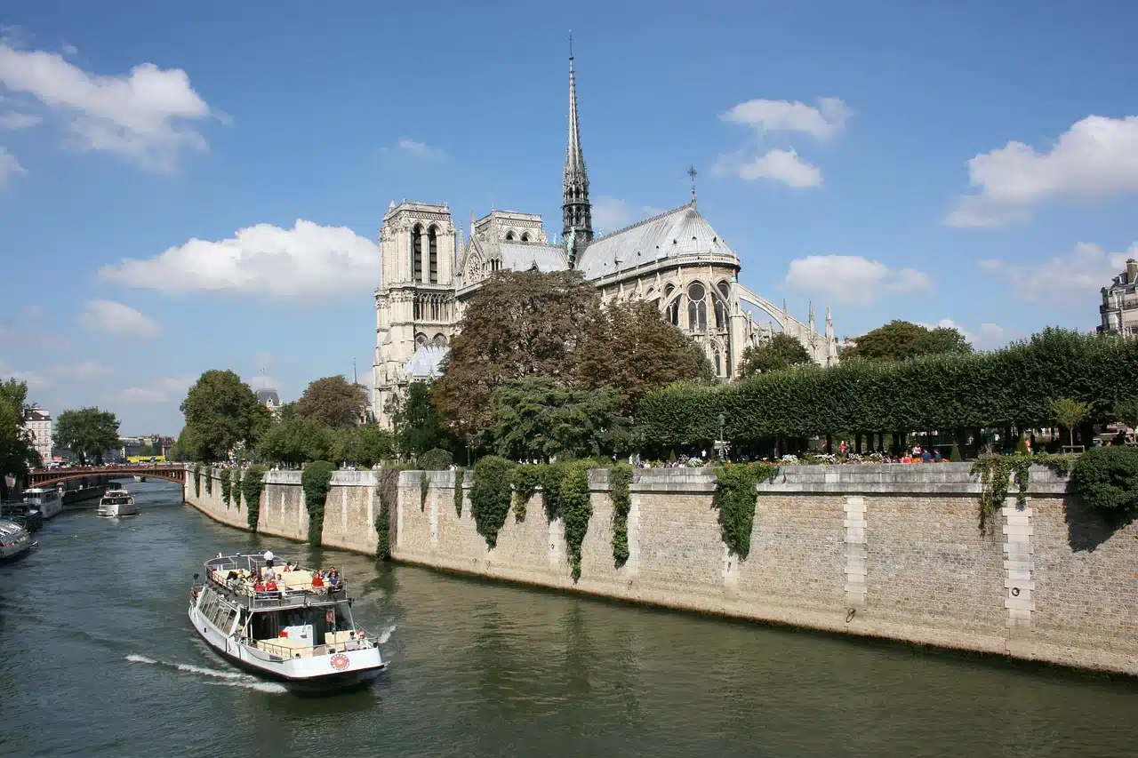 Location bateau Paris – Explorez la Ville depuis la Seine