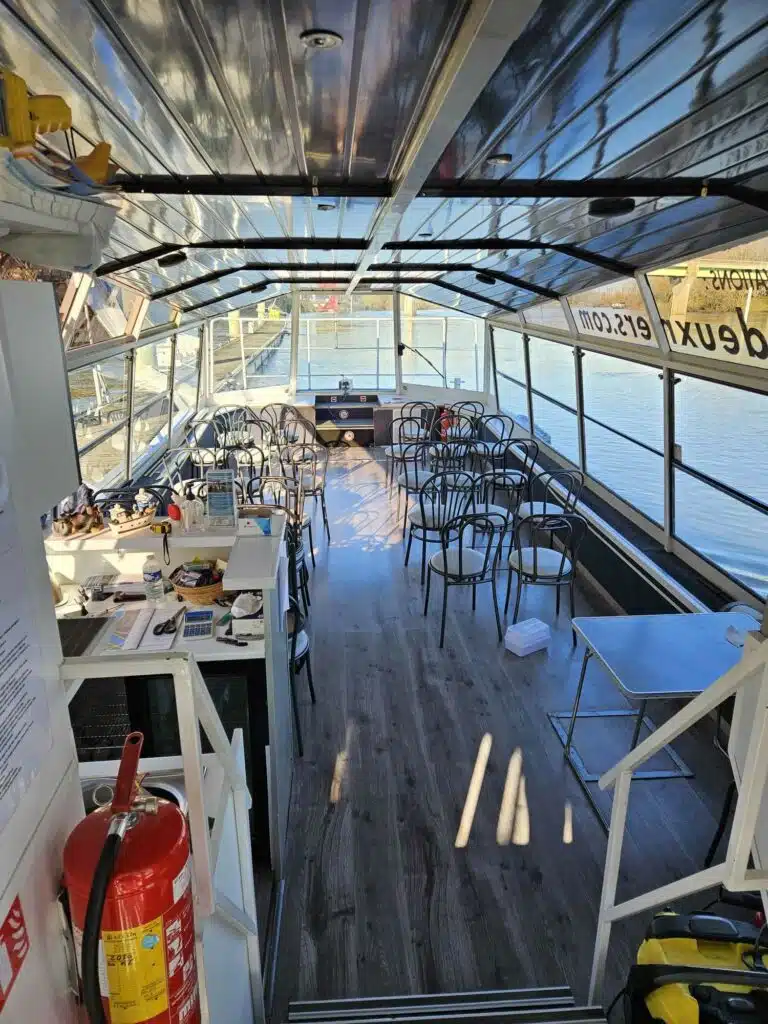 vue intérieur bateau passagers