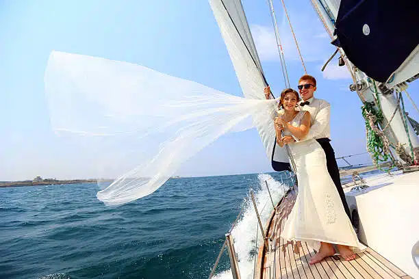 mariage d'un couple sur un bateau voilier