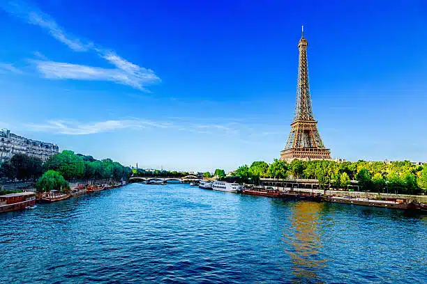 visiter paris la tour Eiffel depuis un bateau et voir