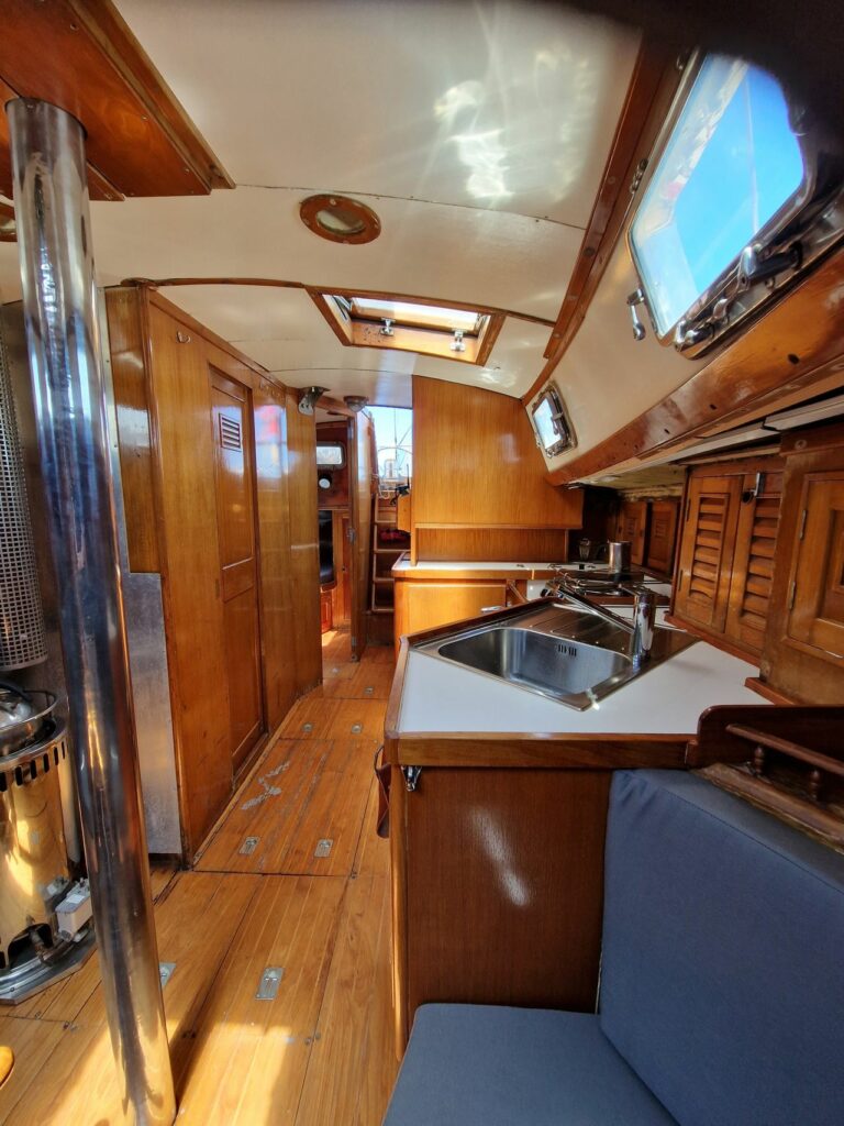 intérieur d'un Cheoy Lee 41 offshore 1978