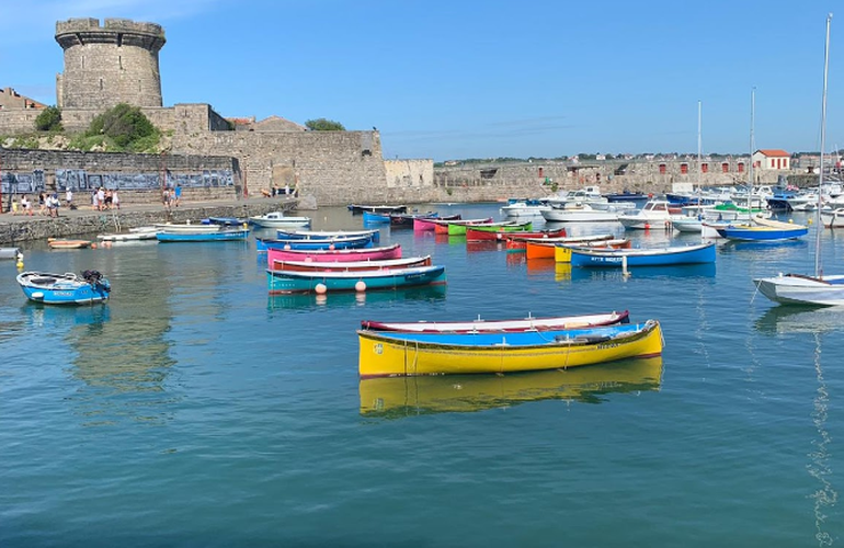 Bateau au mouillage à Biarritz, côte Basque