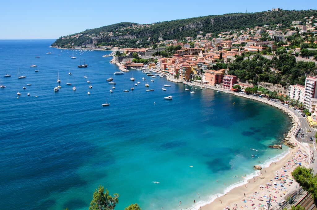Baie de Villefranche-sur-Mer avec voiliers au mouillage